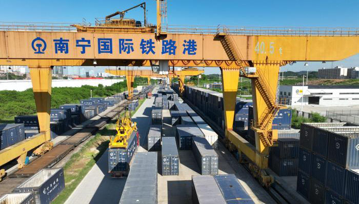 中國とベトナムを結(jié)ぶ國際定期貨物列車の取扱貨物量が急増　広西                    広西壯（チワン）族自治區(qū)にある南寧國際鉄路港では8月26日、鉄道作業(yè)員が午後の強(qiáng)い日差しをものともせず、ベトナムに向かう貨物列車の貨物の積載と積み下ろし作業(yè)を行っていた。詳細(xì)>